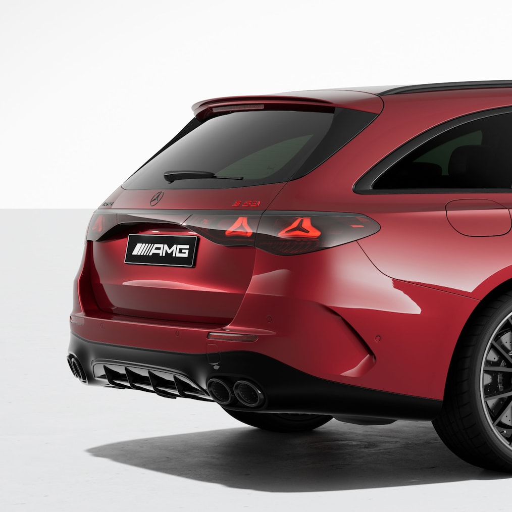 Mercedes-AMG E 53 HYBRID 4MATIC+ stationcar med AMG Nightpakke I & II set skråt forfra.