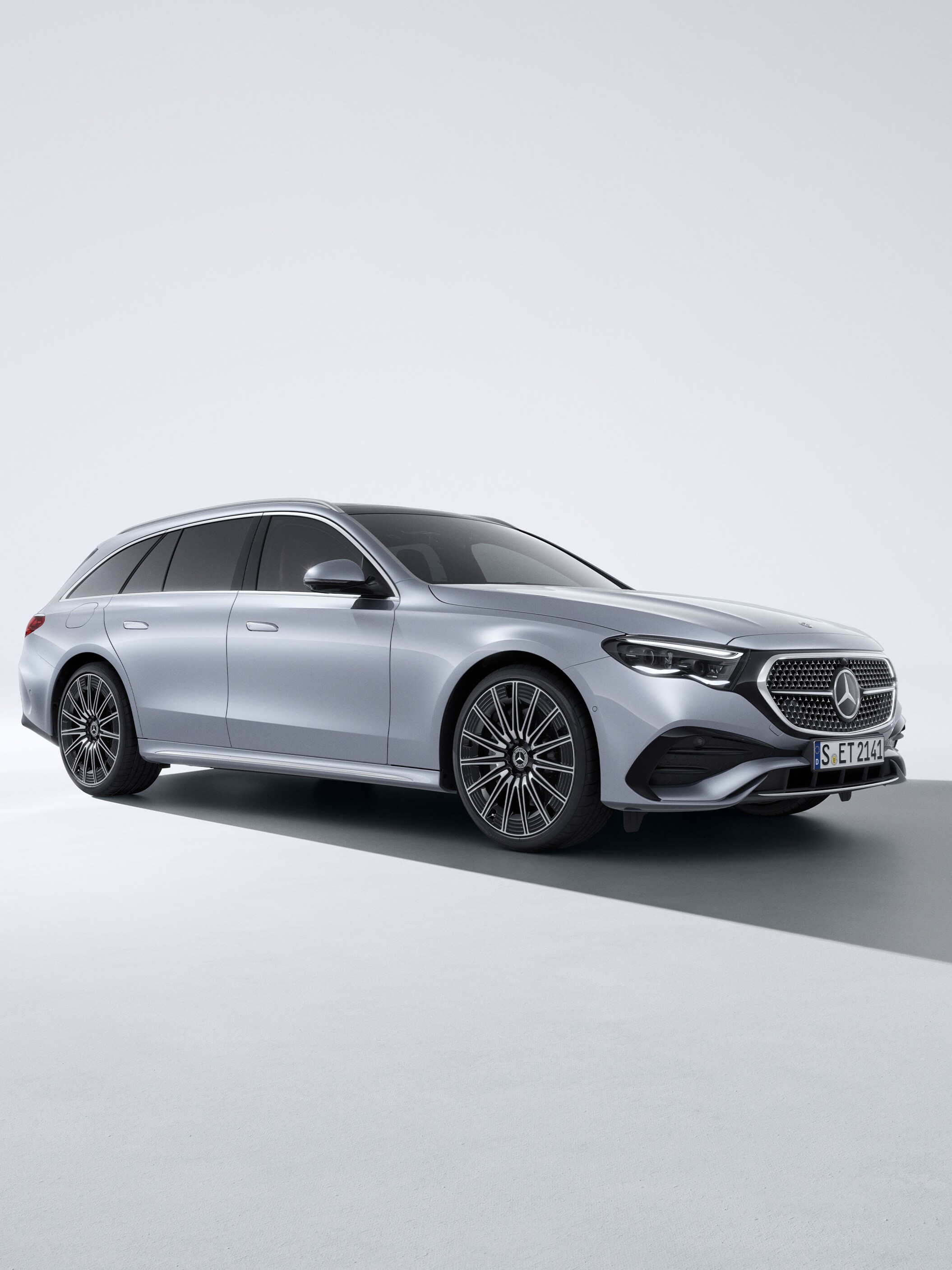 Sølvgrå Mercedes-Benz E-Klasse Stationcar set fra højre side