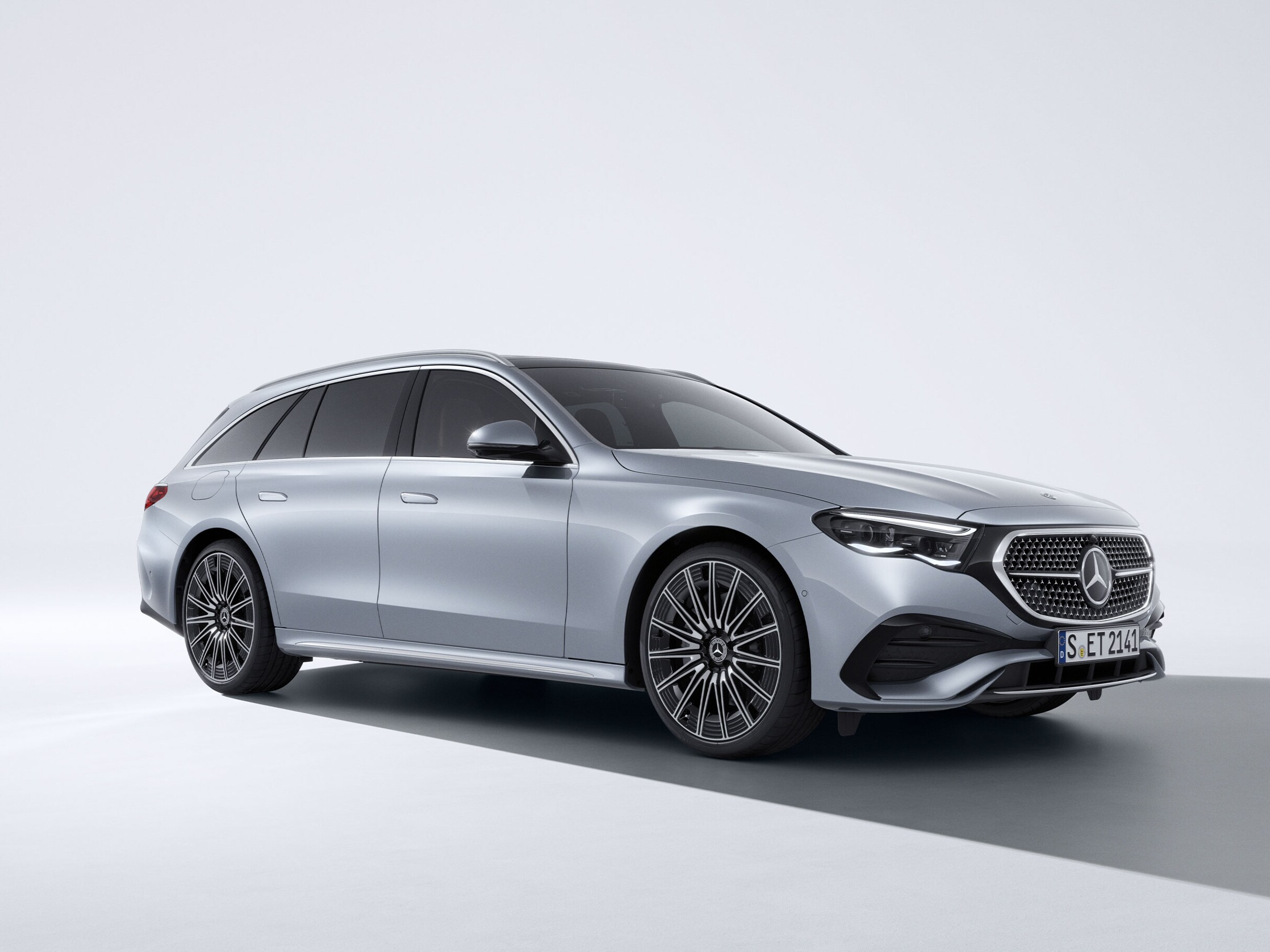 Sølvgrå Mercedes-Benz E-Klasse Stationcar set fra højre side
