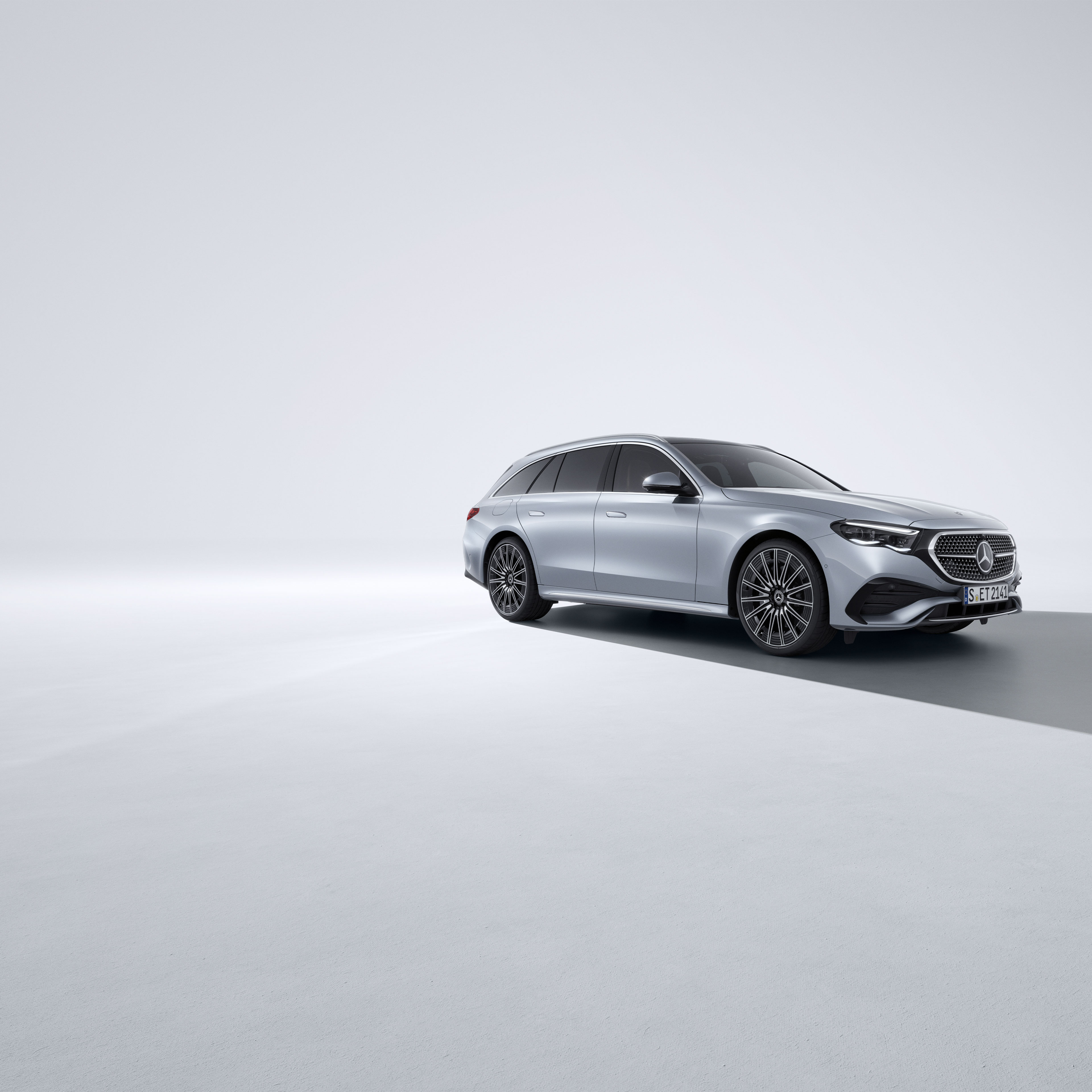Mercedes-Benz Stationcar | Prislister Sølvgrå Mercedes-Benz E-Klasse Stationcar set fra højre side