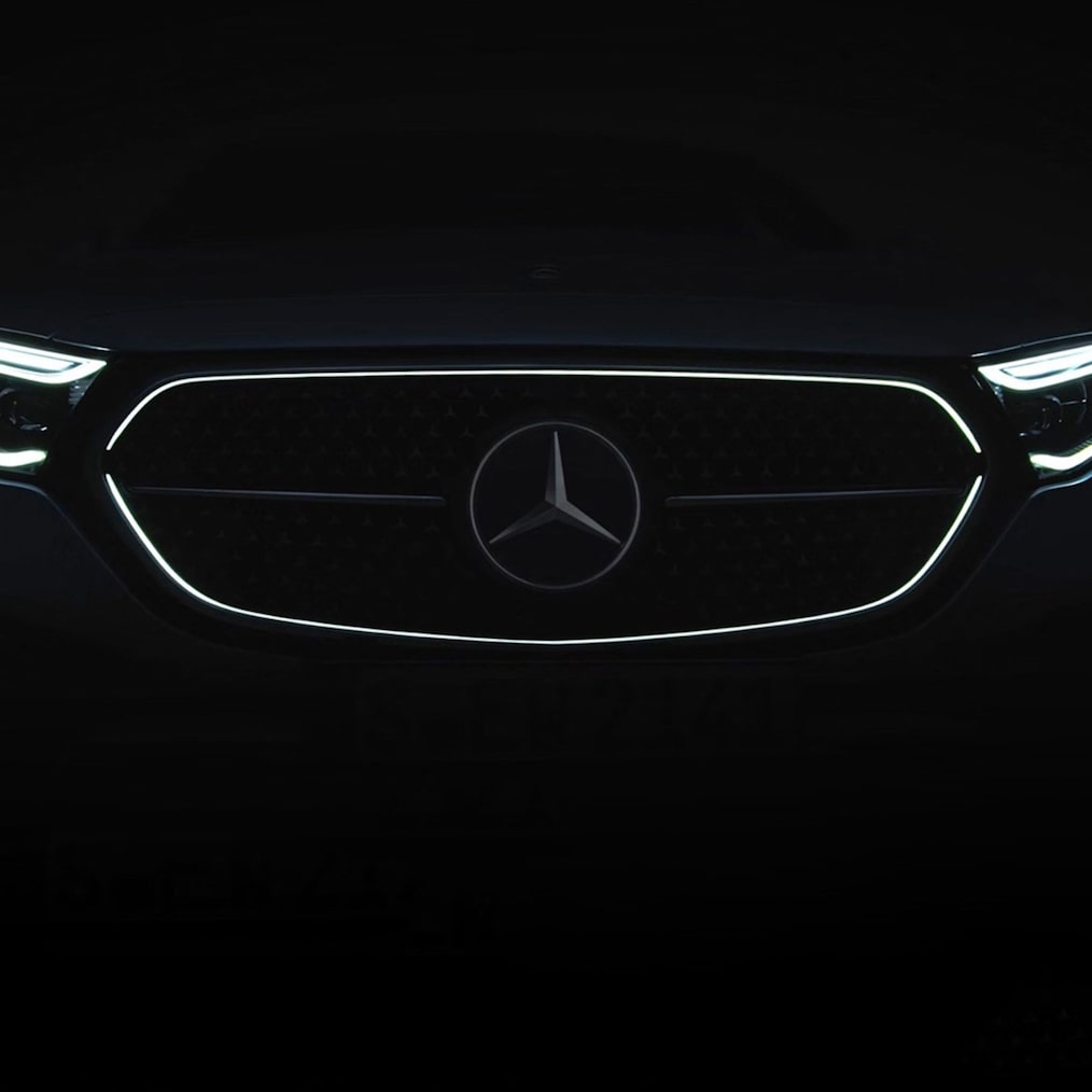 Den belyste kølerafdækning på Mercedes-Benz E-Klasse stationcar.