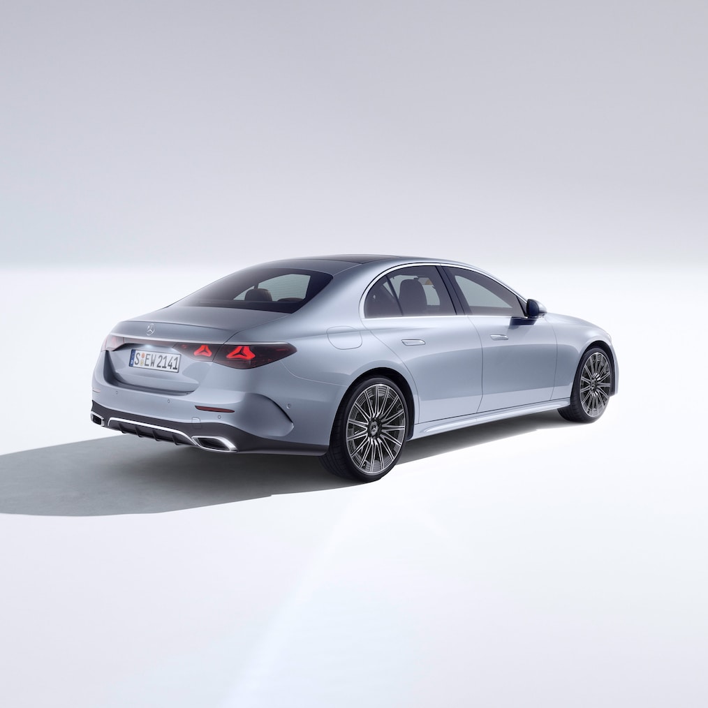 E-Klasse sedan: Mercedes-Benz’ luksusbil set skråt bagfra.