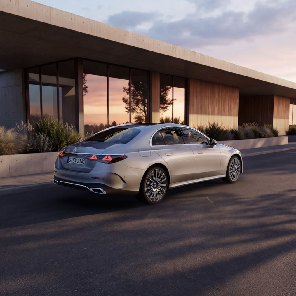E-Klasse sedan: Mercedes-Benz’ luksusbil set skråt bagfra.