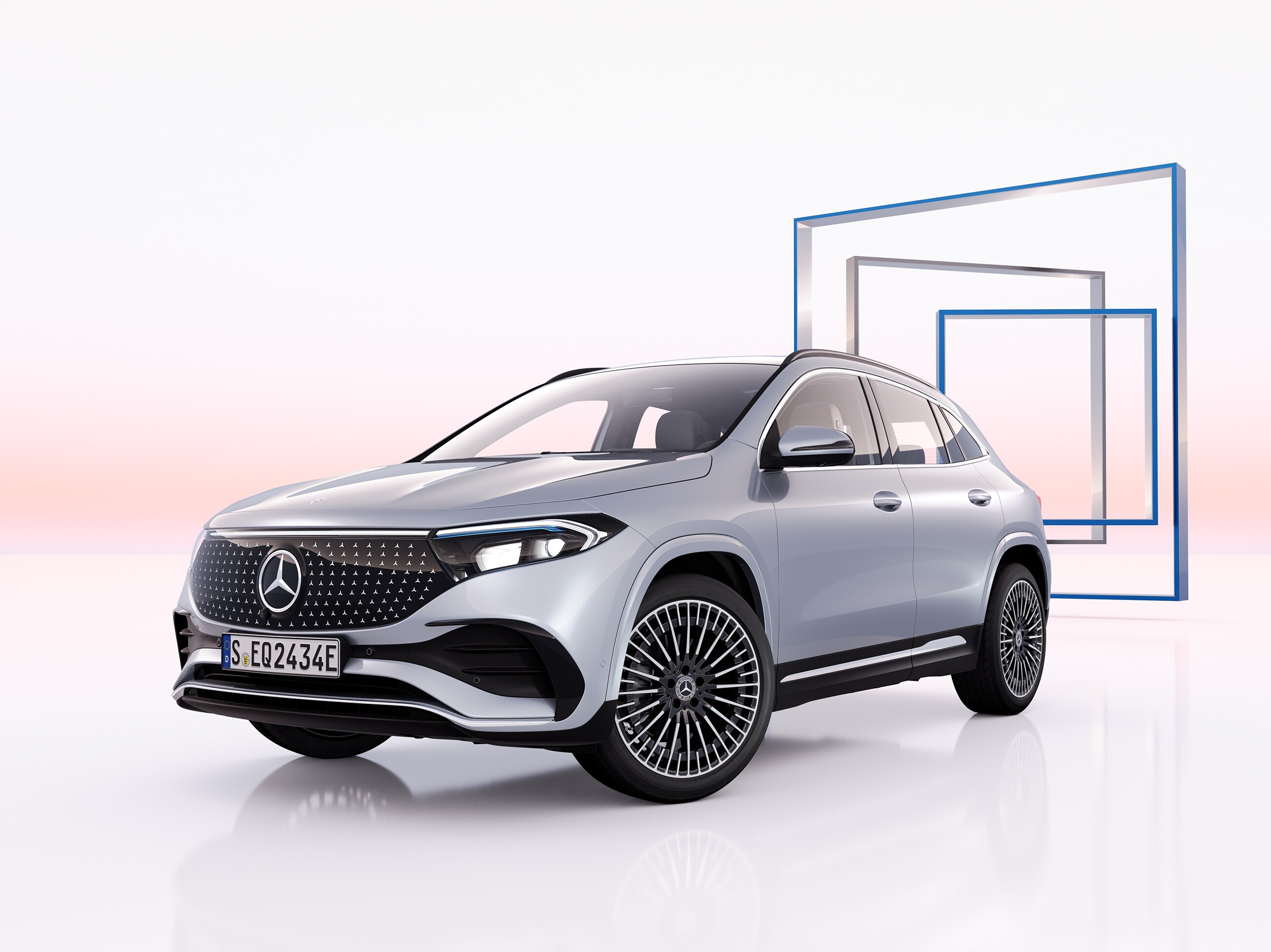Mercedes-Benz EQA set skråt forfra på en grafisk baggrund