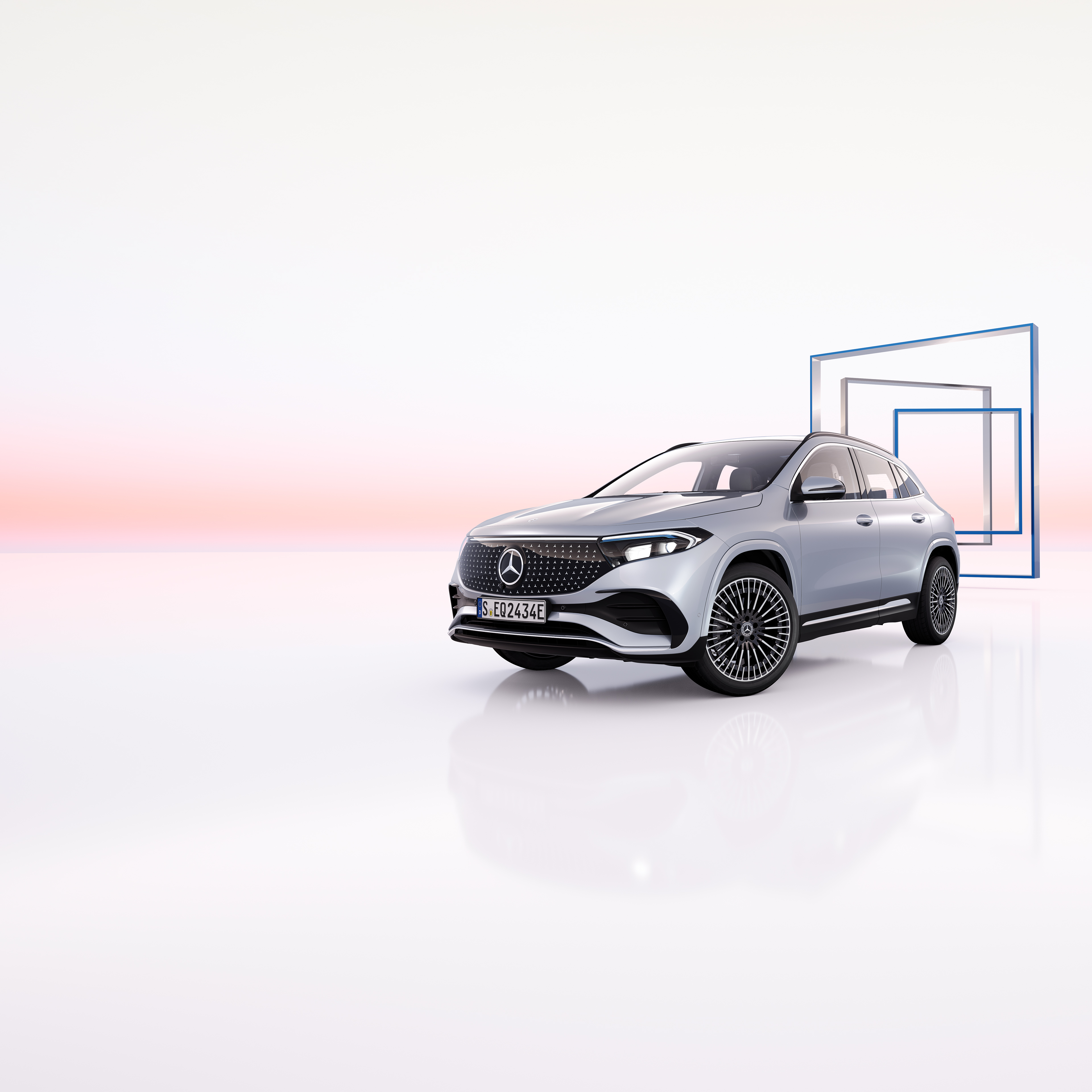 EQA | SUV | Mercedes-Benz Mercedes-Benz EQA set skråt forfra på en grafisk baggrund