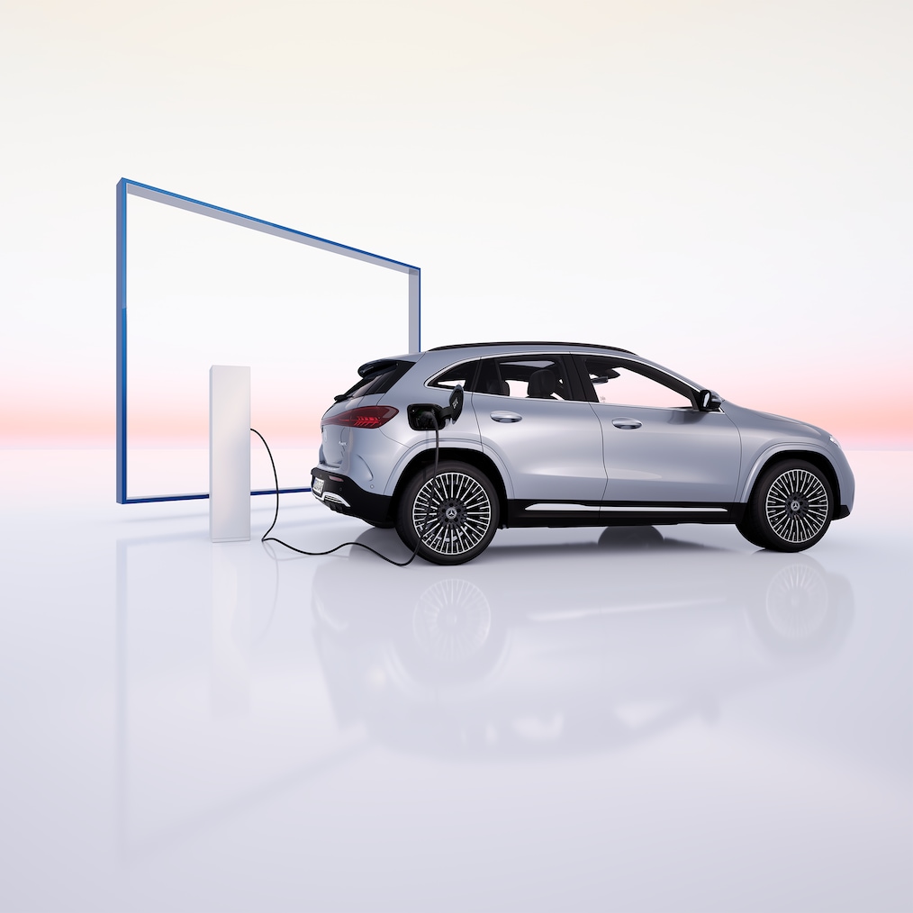 Billede af en Mercedes-Benz EQA, der holder ved en ladestation.