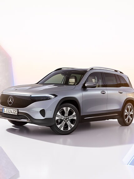 Mercedes-Benz EQB set skråt fra siden på en grafisk baggrund