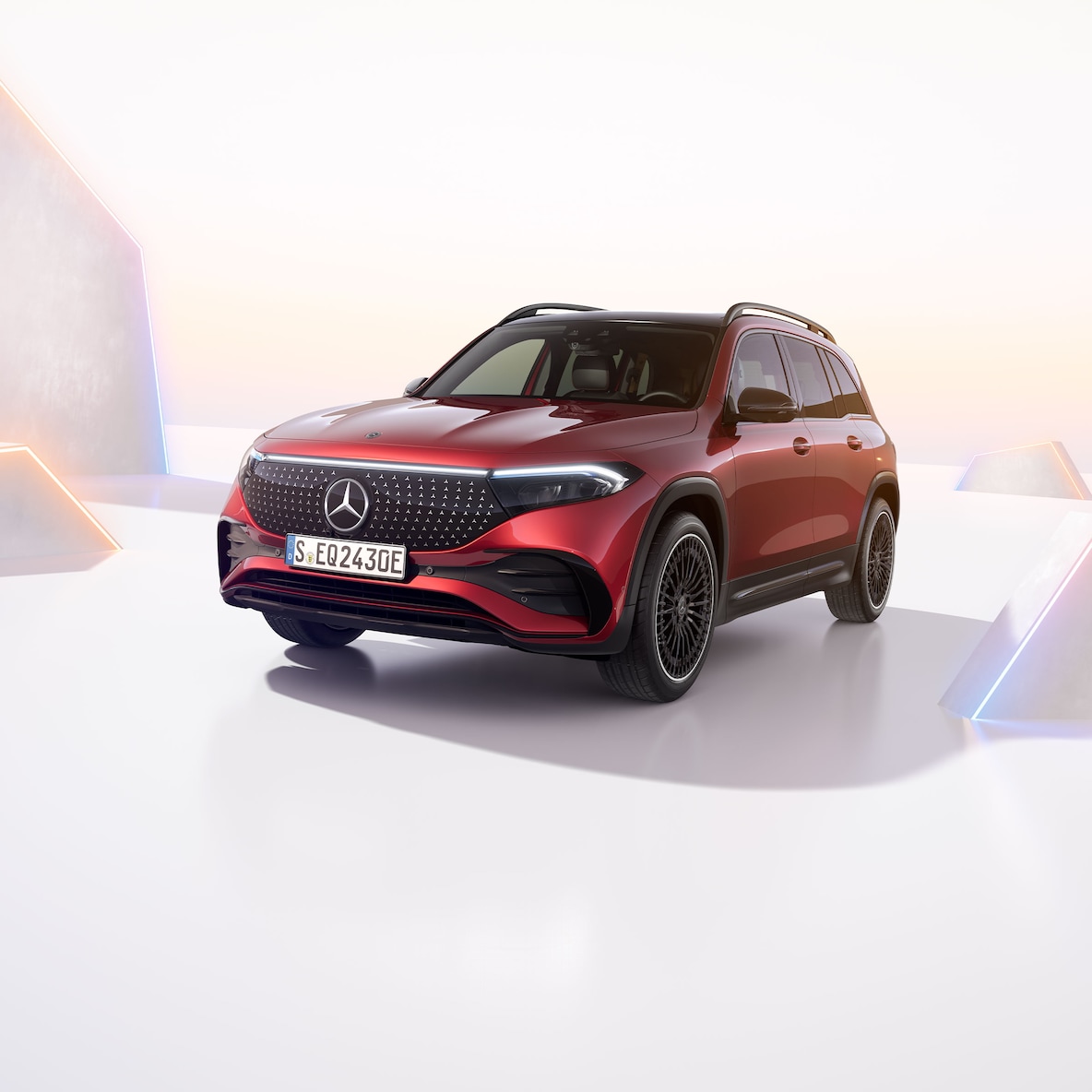 Mercedes-Benz EQB set skråt forfra.