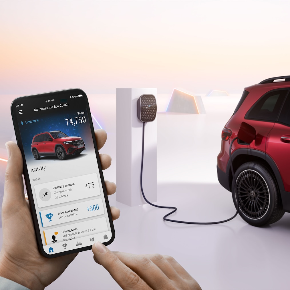 Billede af en Mercedes-Benz EQB under opladning ved en ladestation.