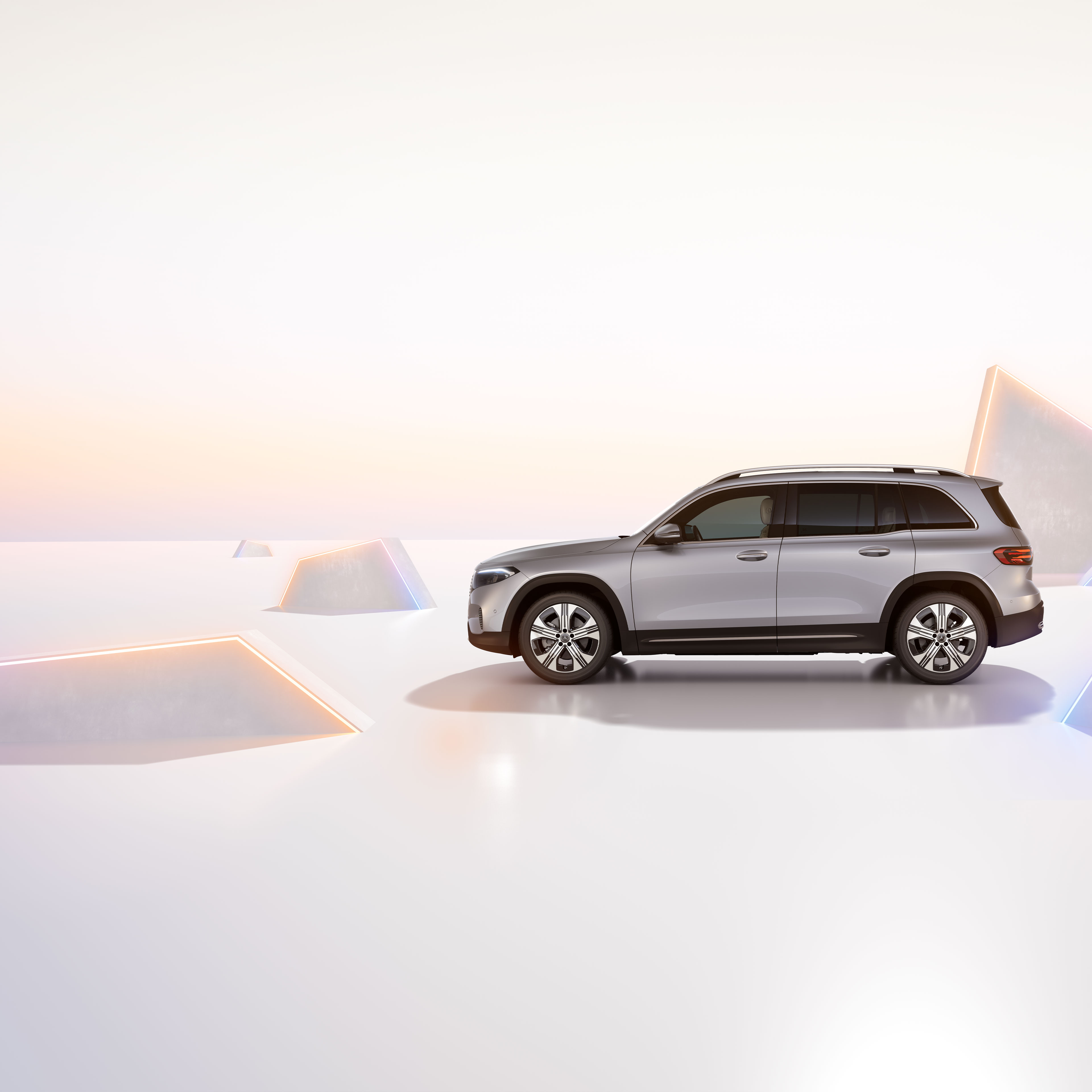 Mercedes-Benz SUV | Prislister Lys grå Mercedes-Benz EQB set fra siden på kunstfærdig baggrund
