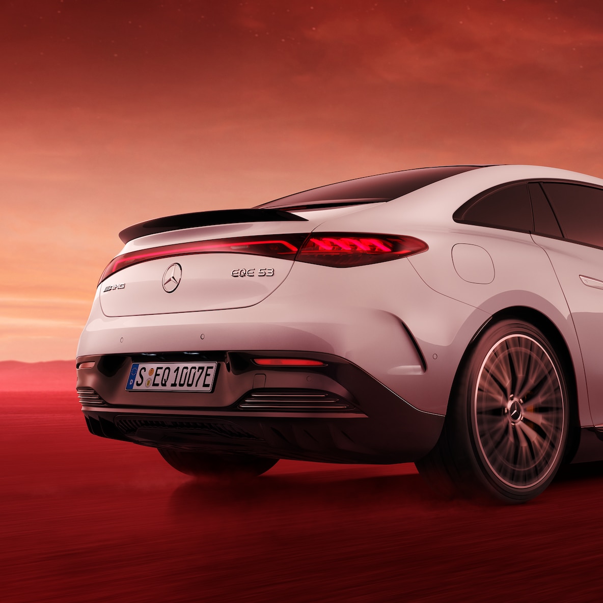 Mercedes-AMG EQE 53 4MATIC+ set bagfra med nærbillede af bagklap og spoiler, set nedefra.