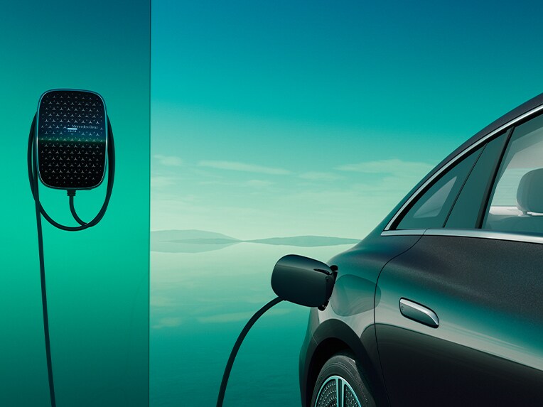 EQE sedan fra Mercedes-Benz under opladning ved en Mercedes-Benz wallbox.