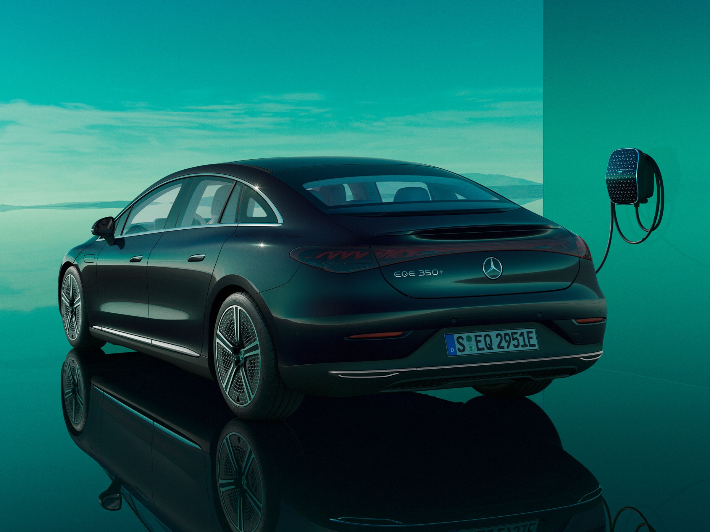 Mercedes-Benz EQE Sedan ved wall-box set skråt bagfra