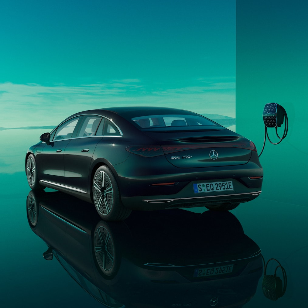 EQE sedan under opladning ved en Mercedes-Benz wallbox, der fås separat.