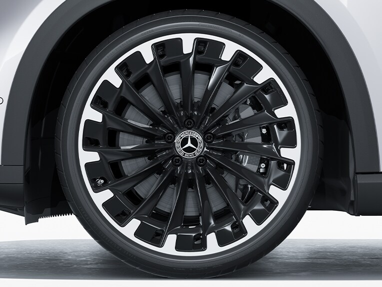 55,9 cm (22") AMG letmetalfælge i multiegerdesign til Mercedes-AMG EQE SUV.