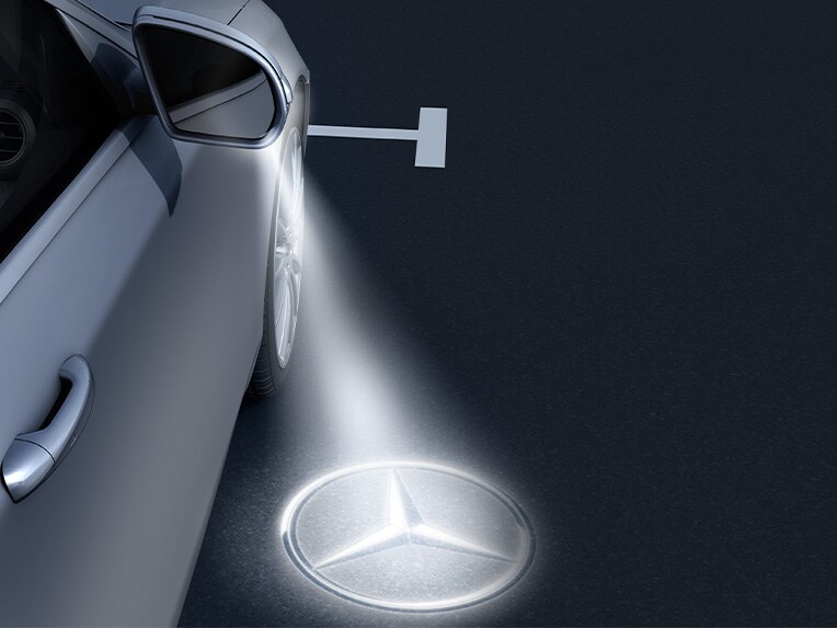 Mercedes-AMG EQE SUV med ambientebelysningen med projektion af logoet.