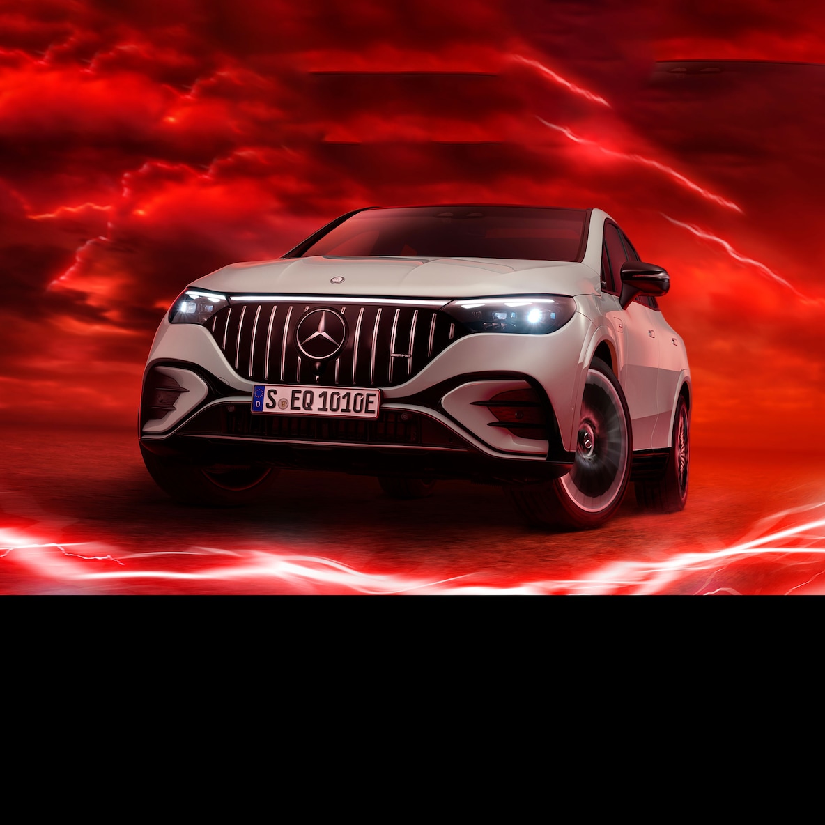 Mercedes-AMG EQE 53 4MATIC+ set forfra mod en rød baggrund.