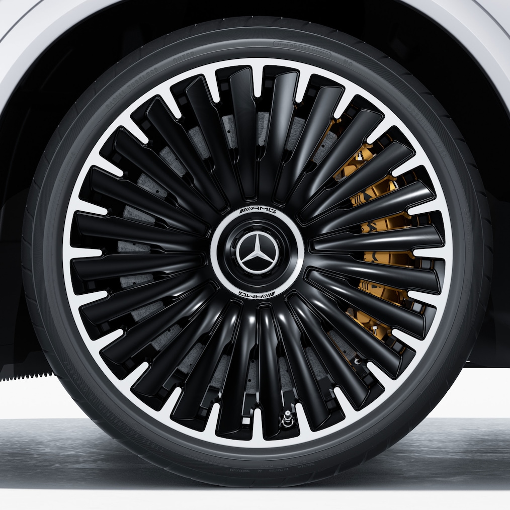 Nærbillede af en AMG letmetalfælg med højtydende keramisk AMG kompositbremsesystem, der skinner igennem.
