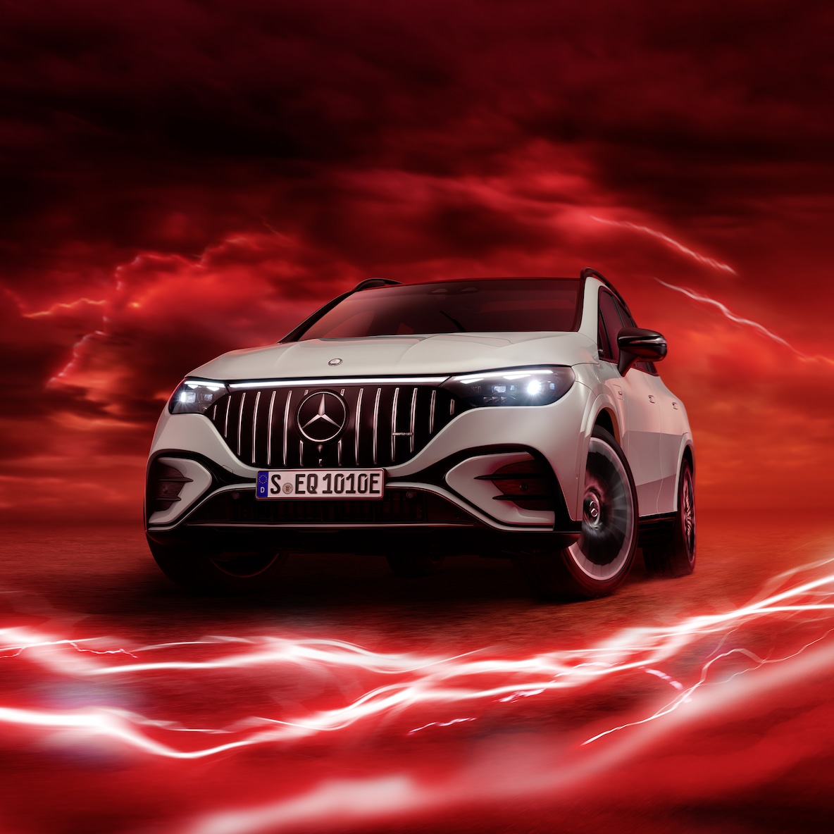 Mercedes-AMG EQE 53 4MATIC+ set forfra mod en rød baggrund.