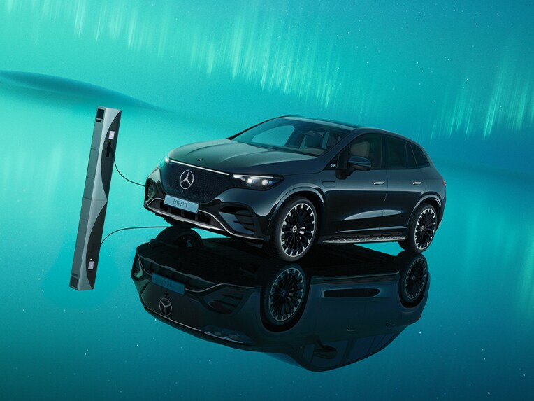 EQE SUV fra Mercedes-Benz ved en offentlig ladestation.