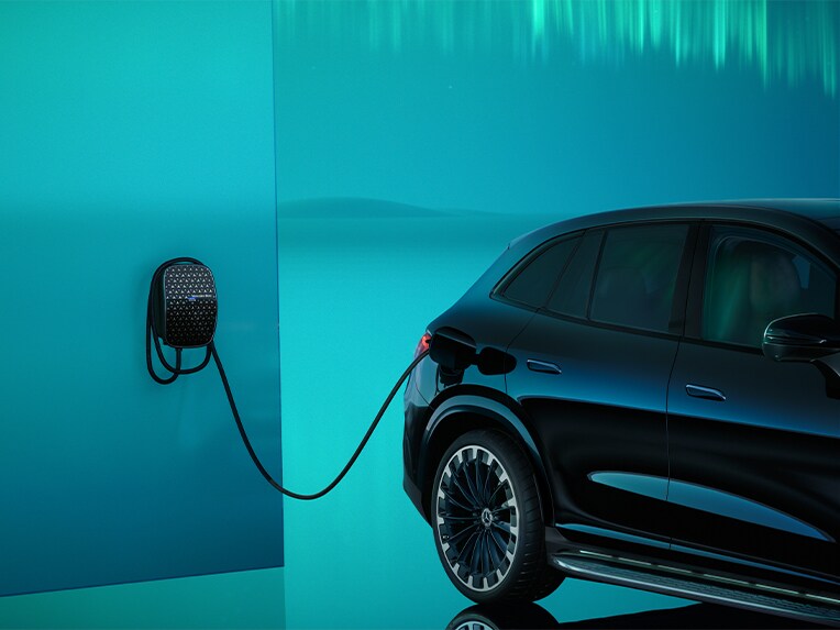 En Mercedes-Benz wallbox på en væg.