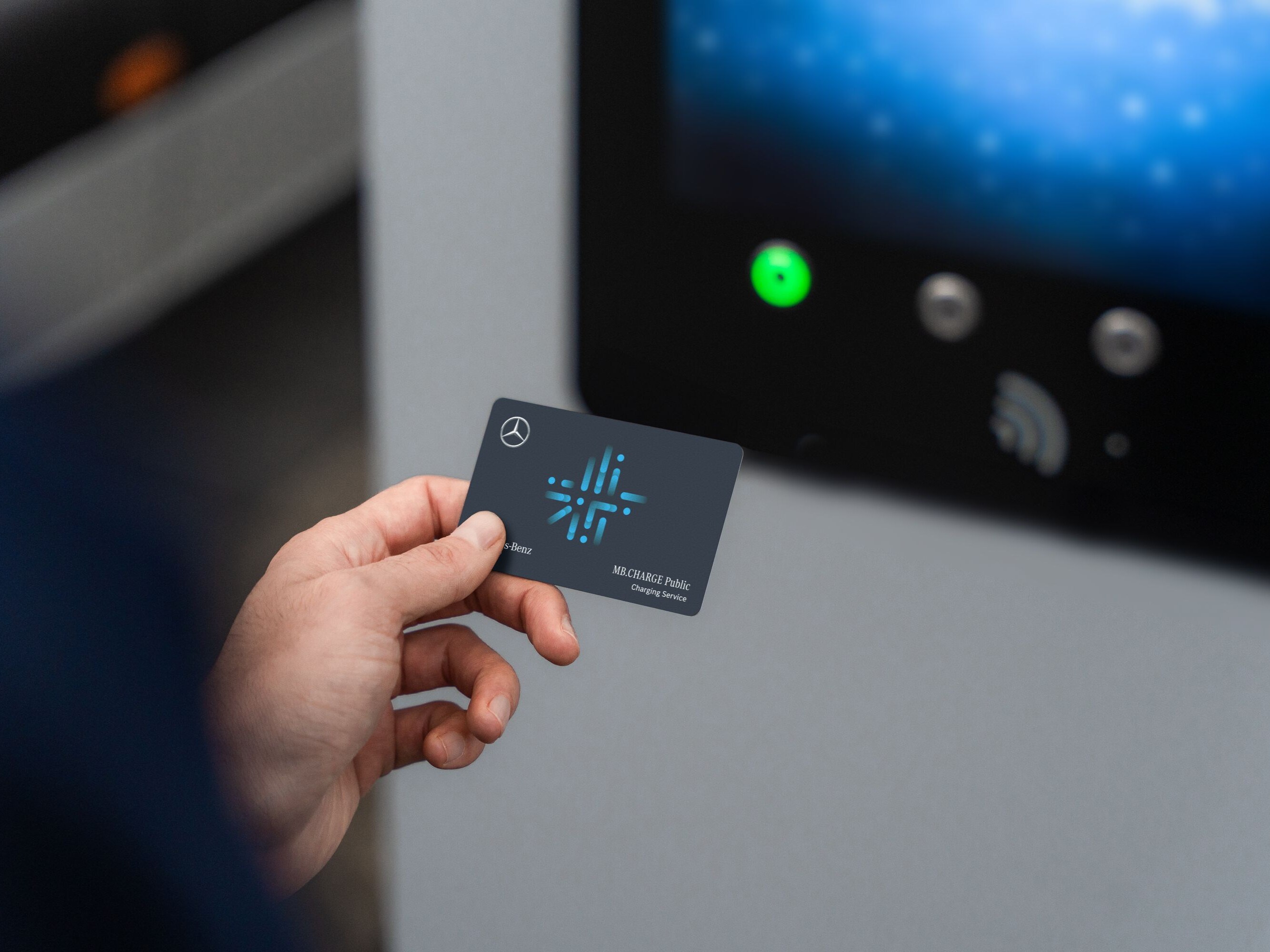 Hånd med ladekort til MB.CHARGE Public ved IONITY ladestander.