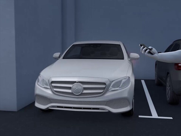 En grafisk visning af parkeringspakken med fjernparkeringsfunktioner i EQE SUV fra Mercedes-Benz.