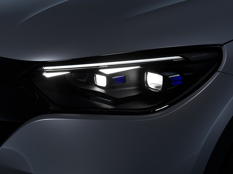 DIGITAL LIGHT i den nye EQE SUV fra Mercedes-Benz i en visning forfra af forlygterne.
