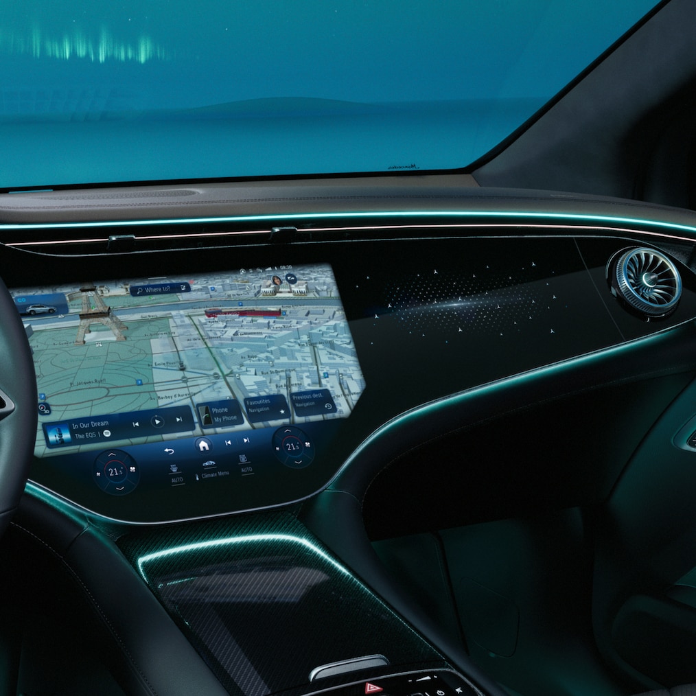 Billede forfra af MBUX Hyperscreen i EQE SUV fra Mercedes-Benz.