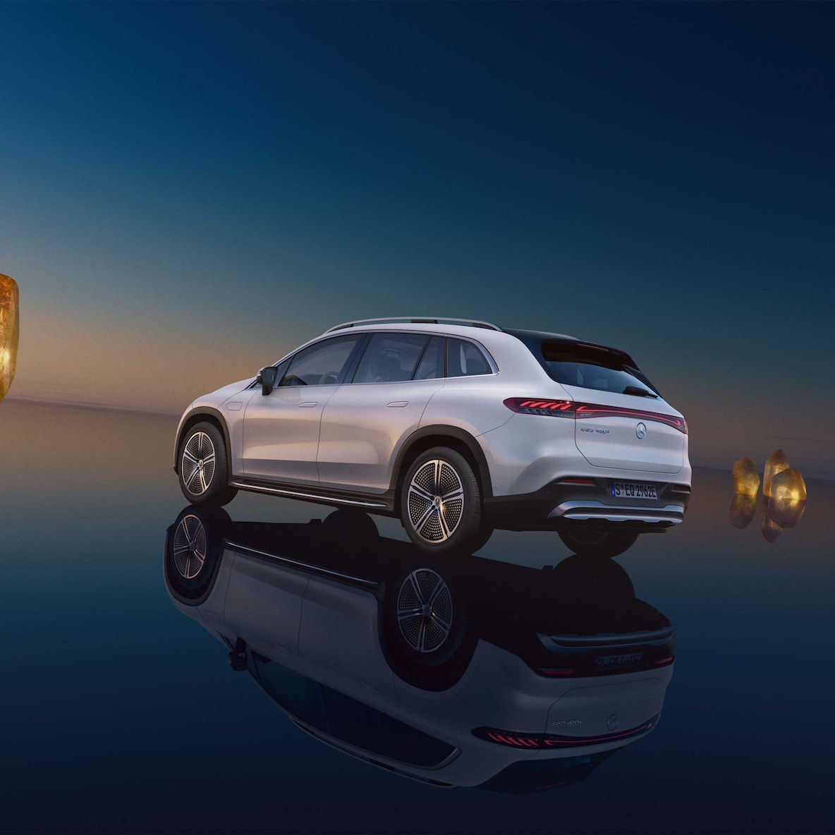 Mercedes-Benz EQS SUV set udefra.