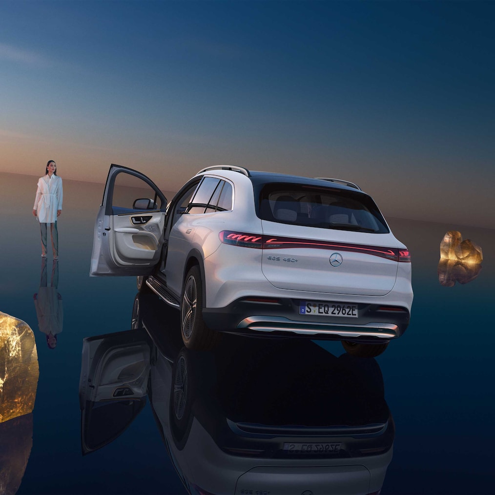 EQS SUV set bagfra med åben førerdør.