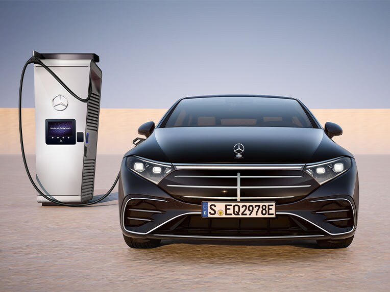 EQS sedan fra Mercedes-Benz under opladning ved en offentlig ladestation vist forfra.