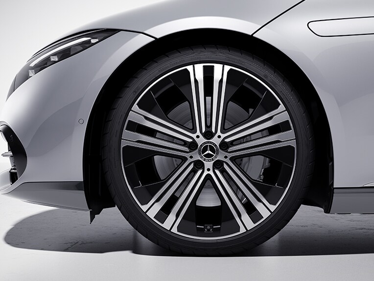 De 55,9 cm (22") letmetalfælge i dobbelt 5-egers design til EQS sedan fra Mercedes-Benz.