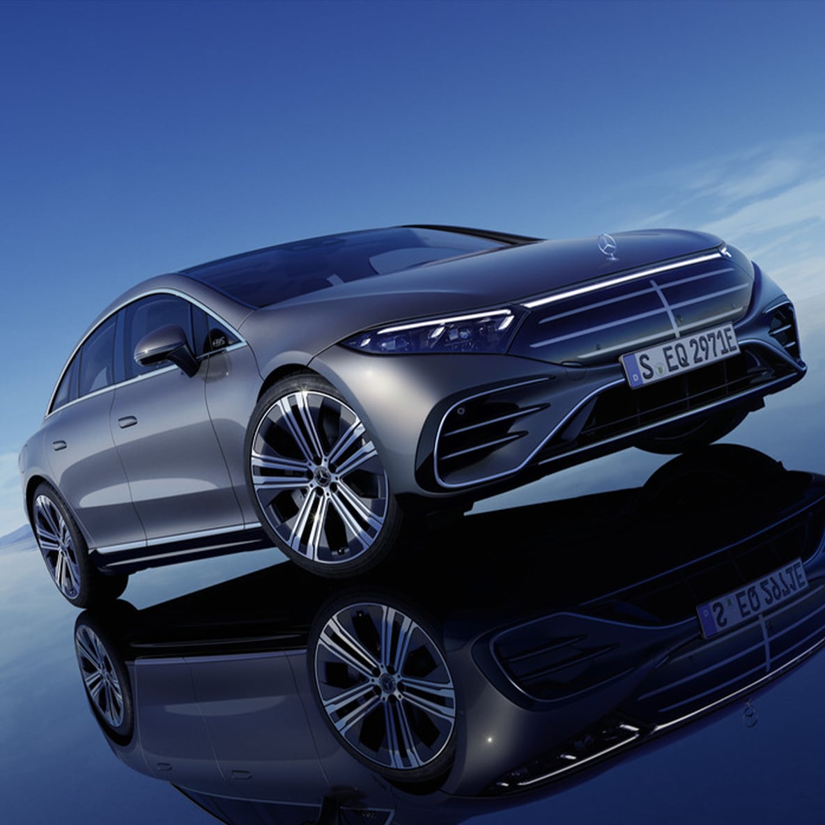 EQS sedan fra Mercedes-Benz set skråt forfra.