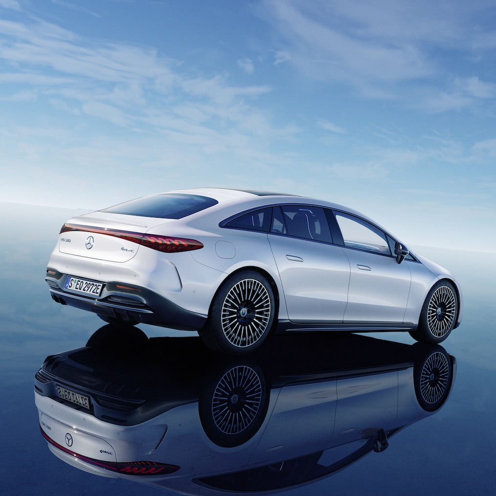 EQS sedan set bagfra med åben passagerdør.