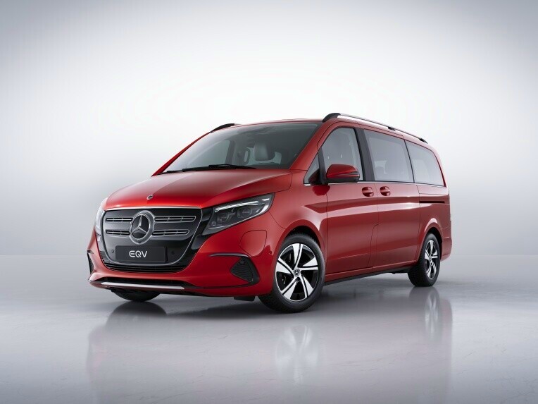 Mercedes-Benz EQV | PrivatLeasing fra Mercedes-Benz Finans Rød Mercedes-Benz EQV 300 AVANTGARDE i fotostudie
