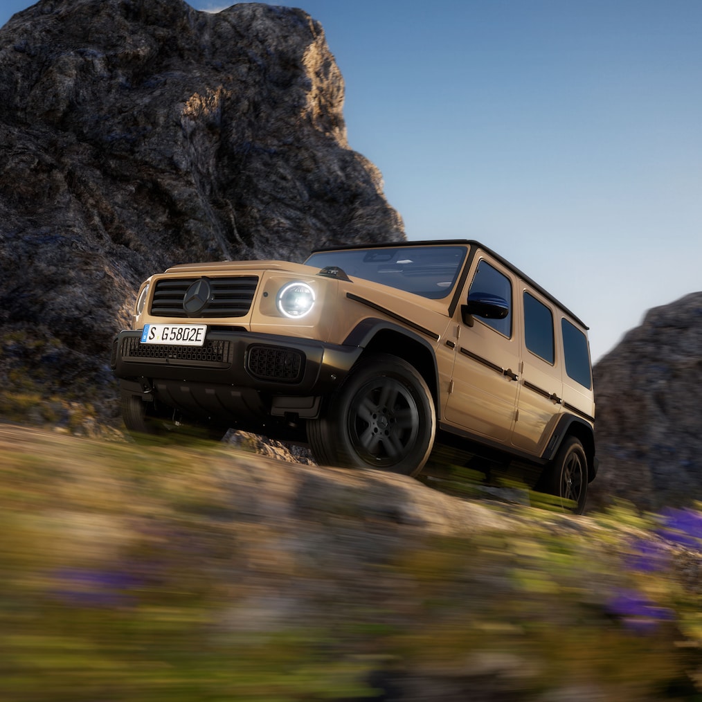 Offroad-specifikke visninger i instrumentdisplayet/mediedisplayet eller en Mercedes-Benz G 580, der kører offroad.