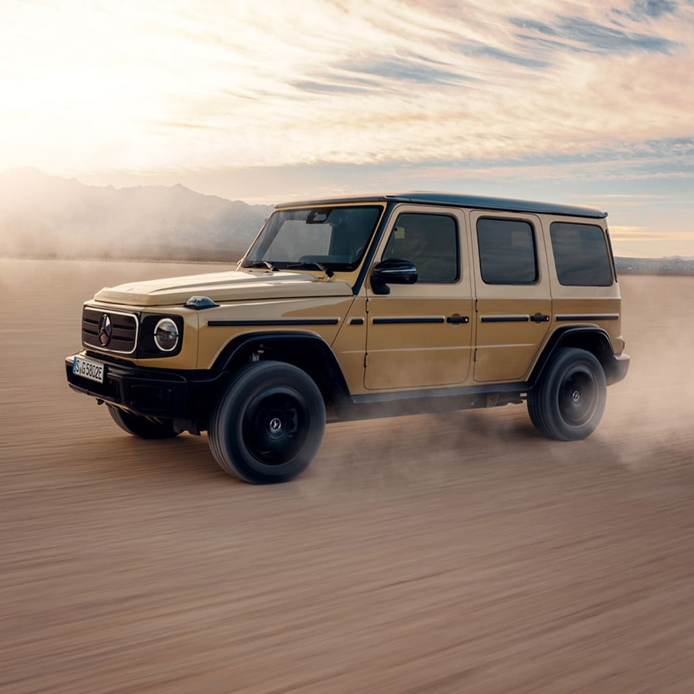 Offroad-specifikke visninger i instrumentdisplayet/mediedisplayet eller en Mercedes-Benz G 580, der kører offroad.