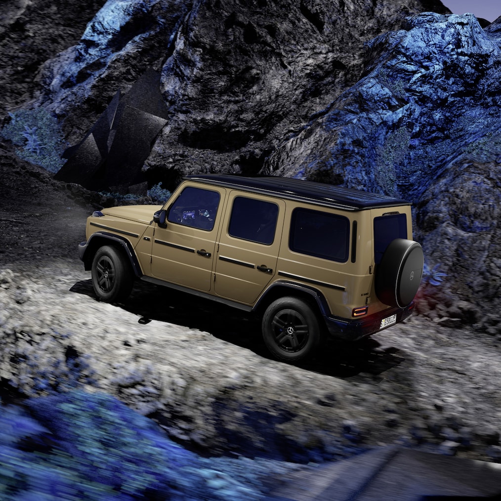 Offroad-specifikke visninger i instrumentdisplayet/mediedisplayet eller en Mercedes-Benz G 580, der kører offroad.