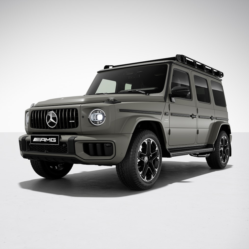 En Mercedes-AMG G 63 med AMG Offroad Package PRO set forfra fra siden.