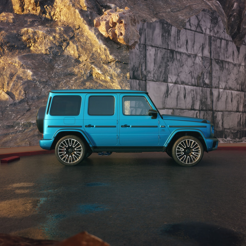 Frontalt sidebillede af en Mercedes-AMG G 63 med MANUFAKTUR hyper blue magno-lakering.