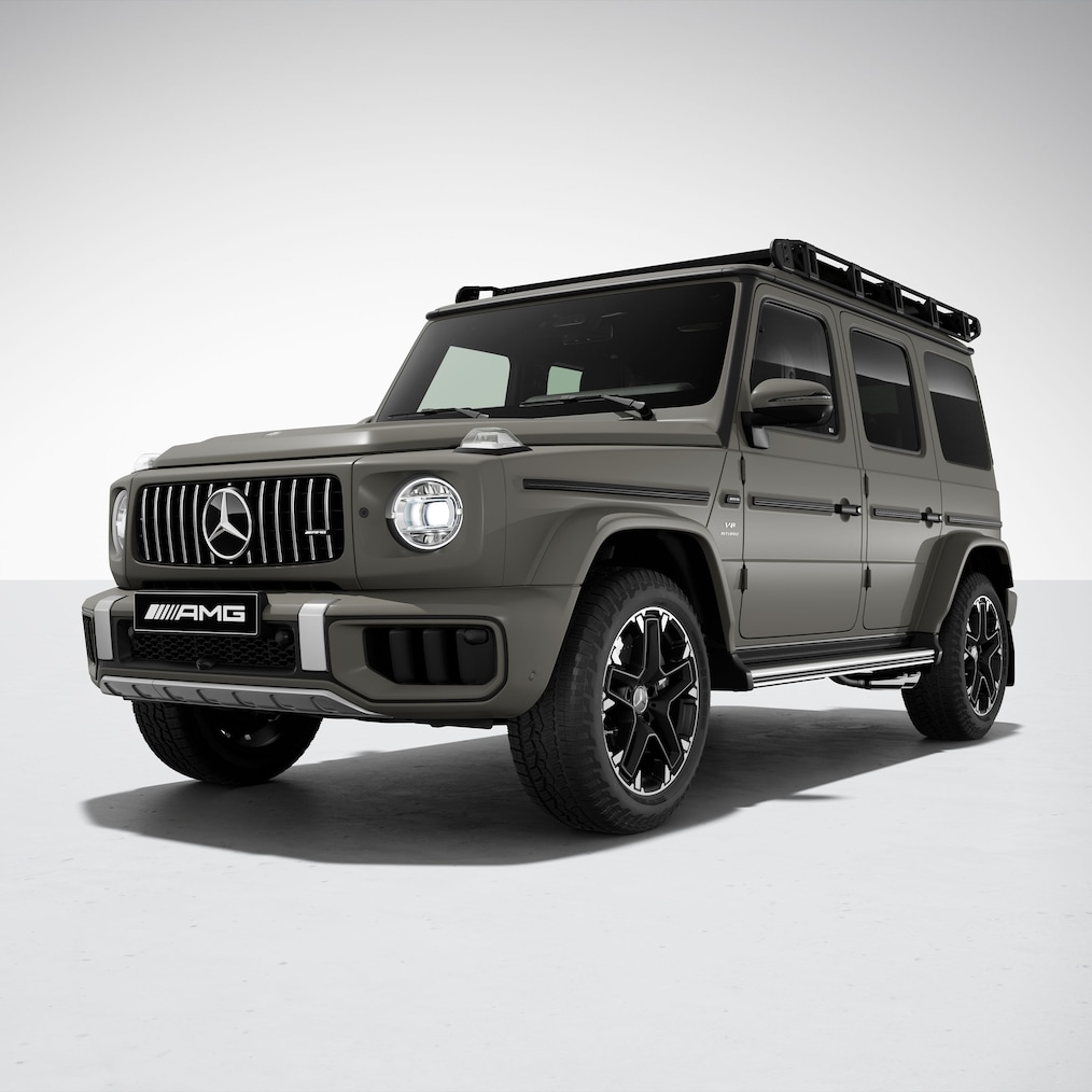 En Mercedes-AMG G 63 med AMG Offroad Package PRO set forfra fra siden.
