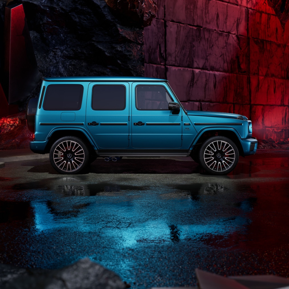Frontalt sidebillede af en Mercedes-AMG G 63 med MANUFAKTUR hyper blue magno-lakering.