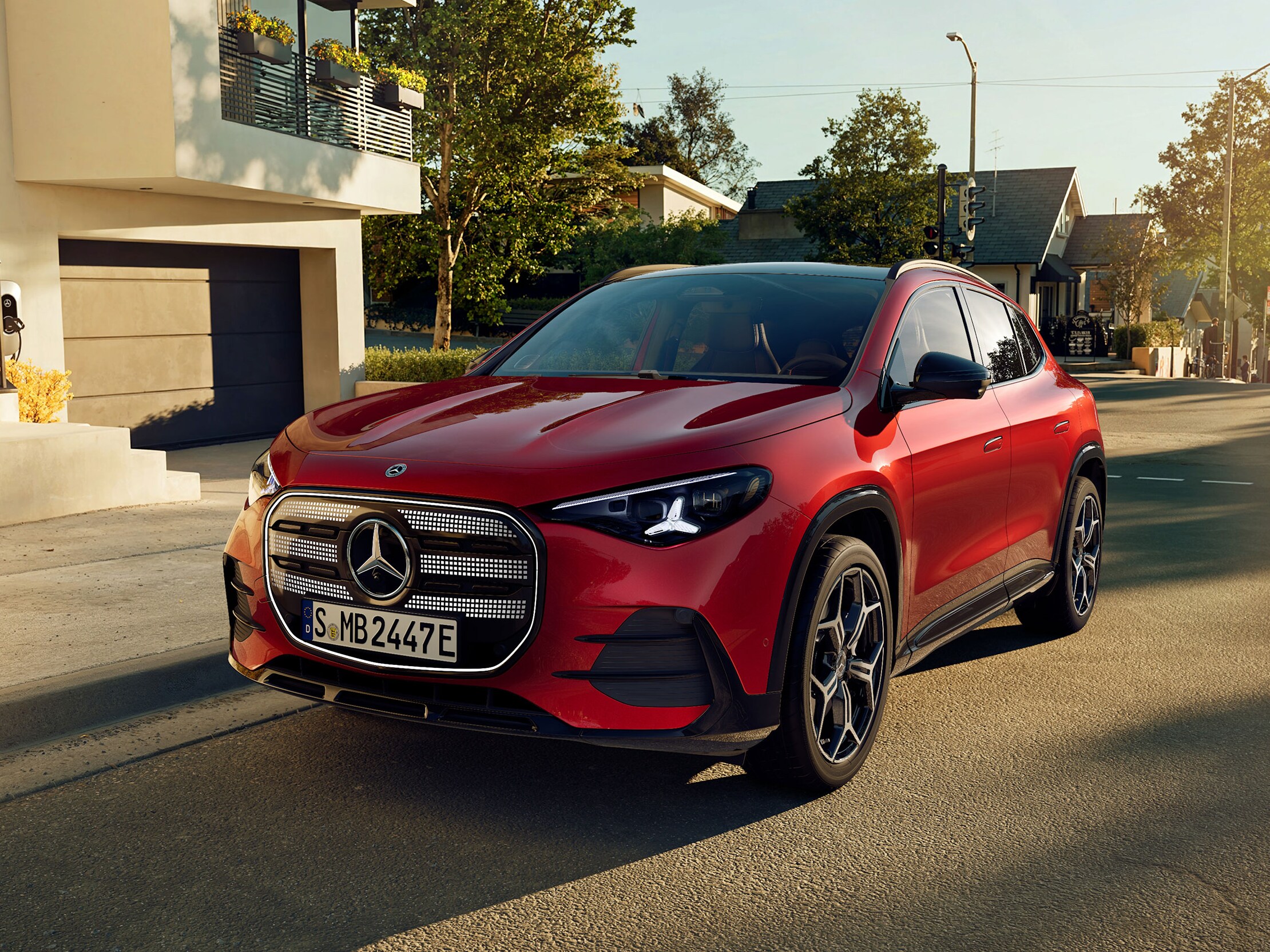Den elektriske GLA fra Mercedes-Benz parkeret foran et hus.
