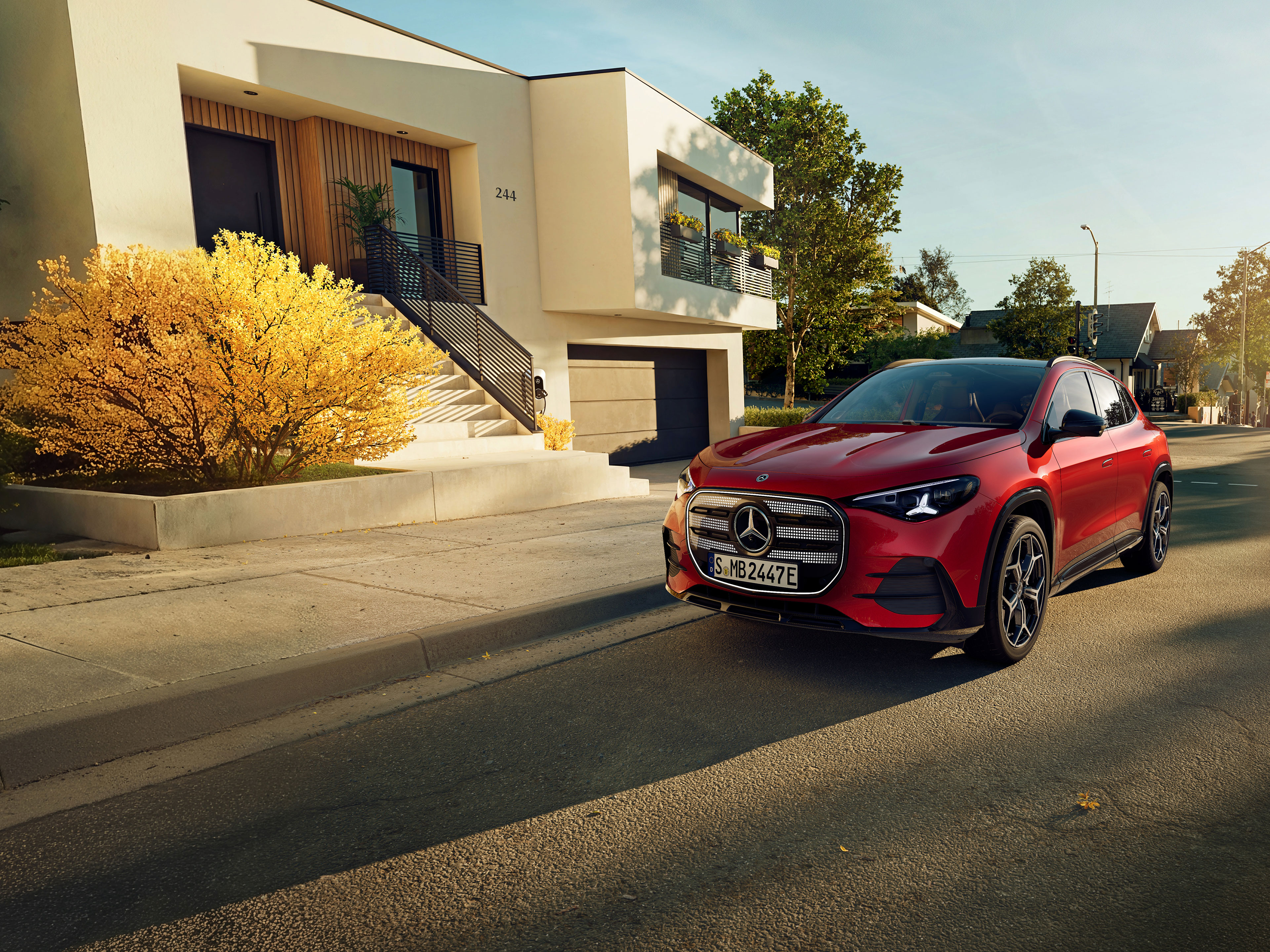 Elektrisk GLA | Mercedes-Benz Magazine Den elektriske GLA fra Mercedes-Benz parkeret foran et hus.