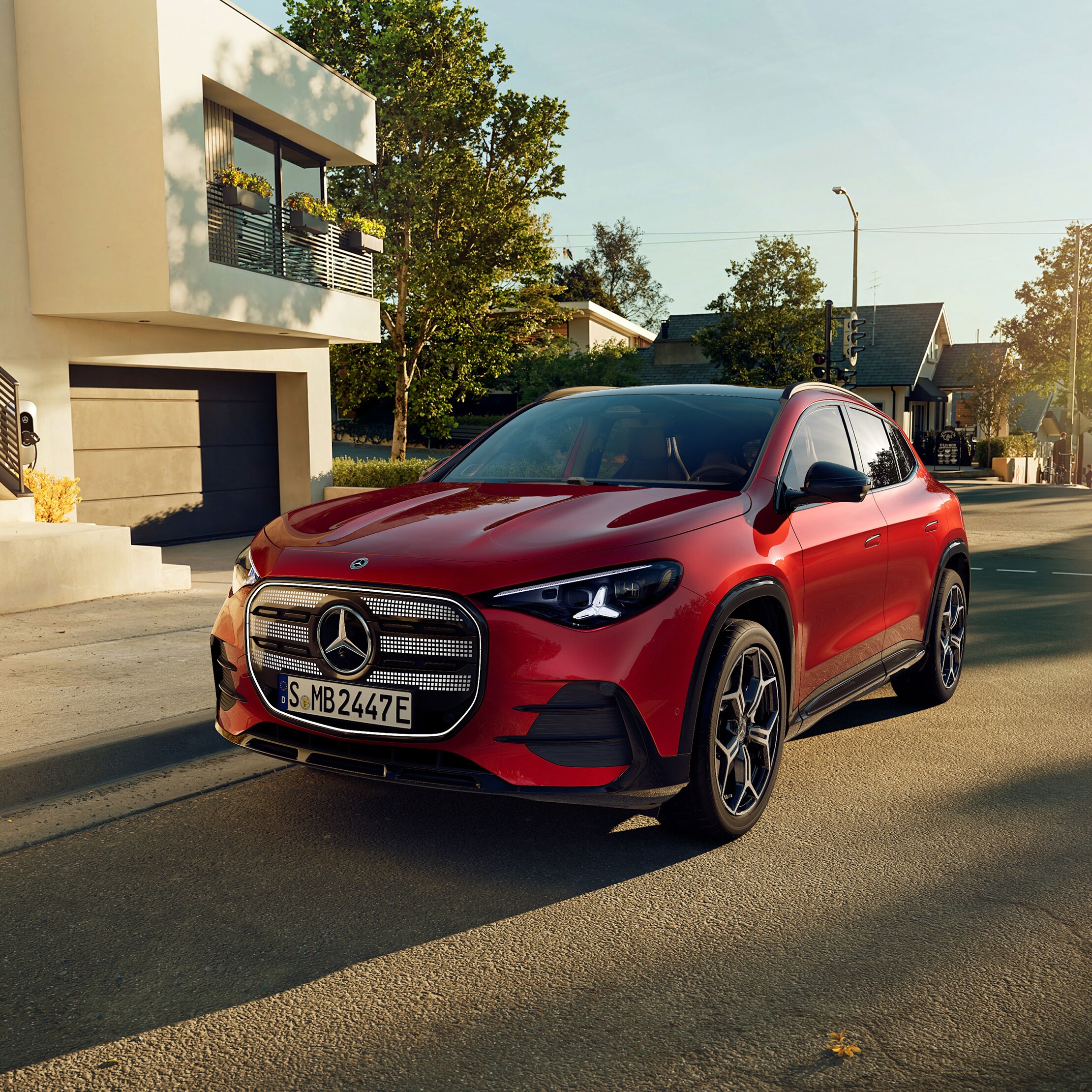 Den helt nye Mercedes-Benz GLA Electric parkeret på en parkeringsplads ved siden af en café.
