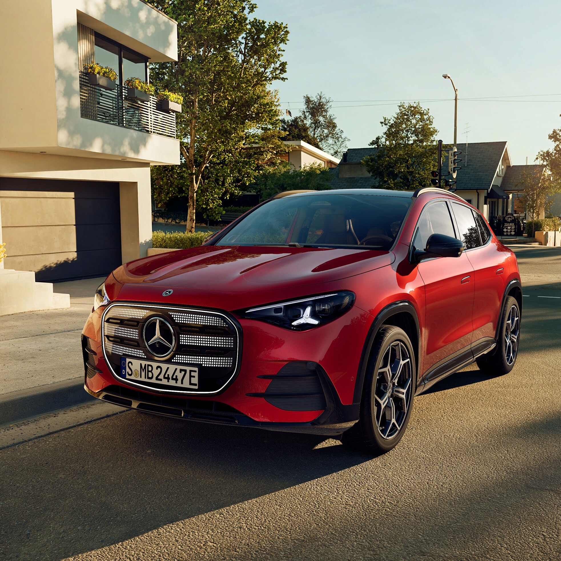 Rød Mercedes-Benz GLA electric parkeret foran arkitekttegnet villa