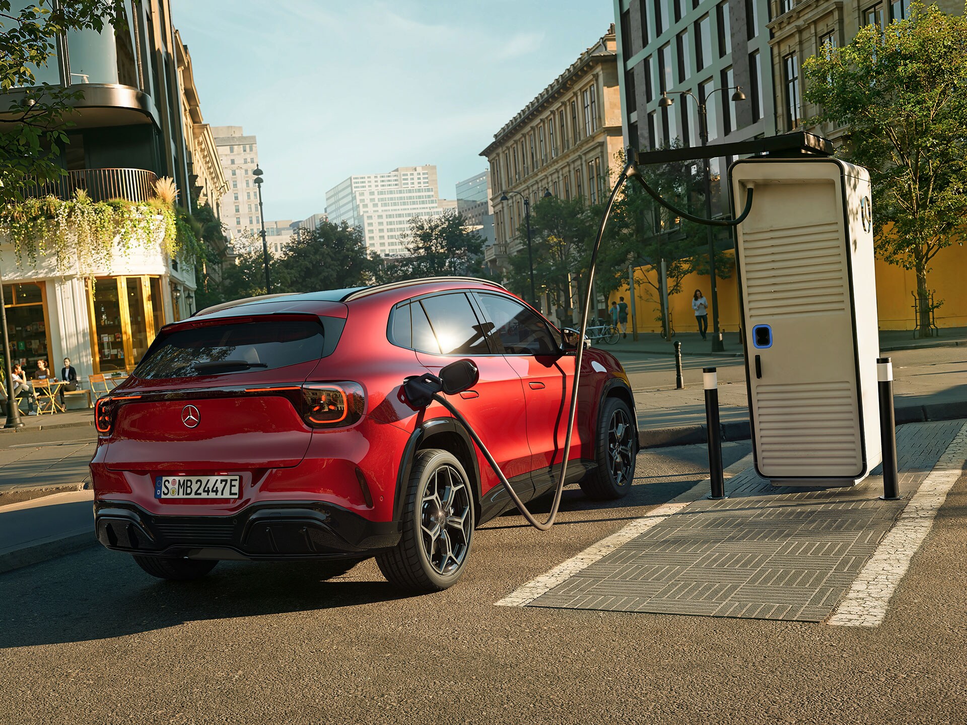 Den helt nye Mercedes-Benz GLA Electric i gang med opladning ved en ladestation.