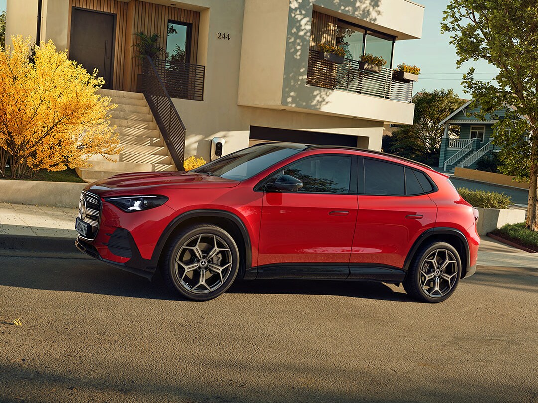Den nye fuldt elektriske Mercedes-Benz GLA foran villa