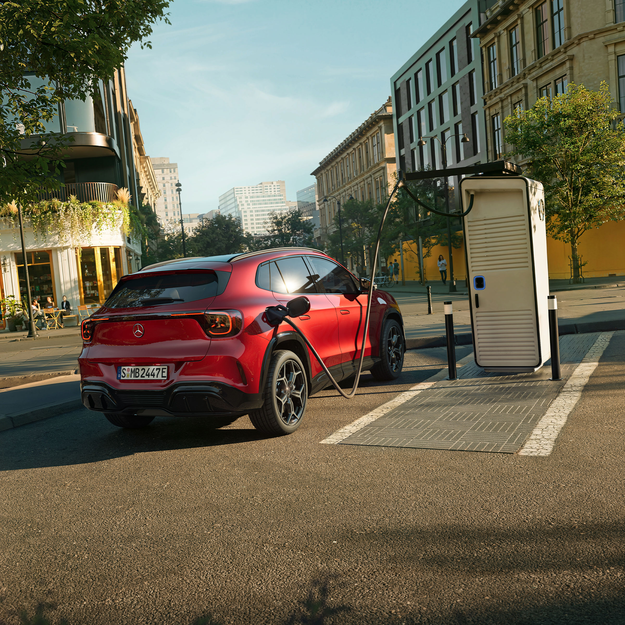 Den nye fuldt elektriske Mercedes-Benz GLA tilkoblet ladestander i bymiljø